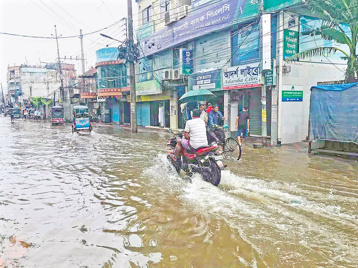 বাগেরহাট পৌর শহরের খানজাহান আলী সড়কে বৃষ্টির পর সৃষ্টি হয়েছে জলাবদ্ধতা। এ বছরের আগস্টে তোলা