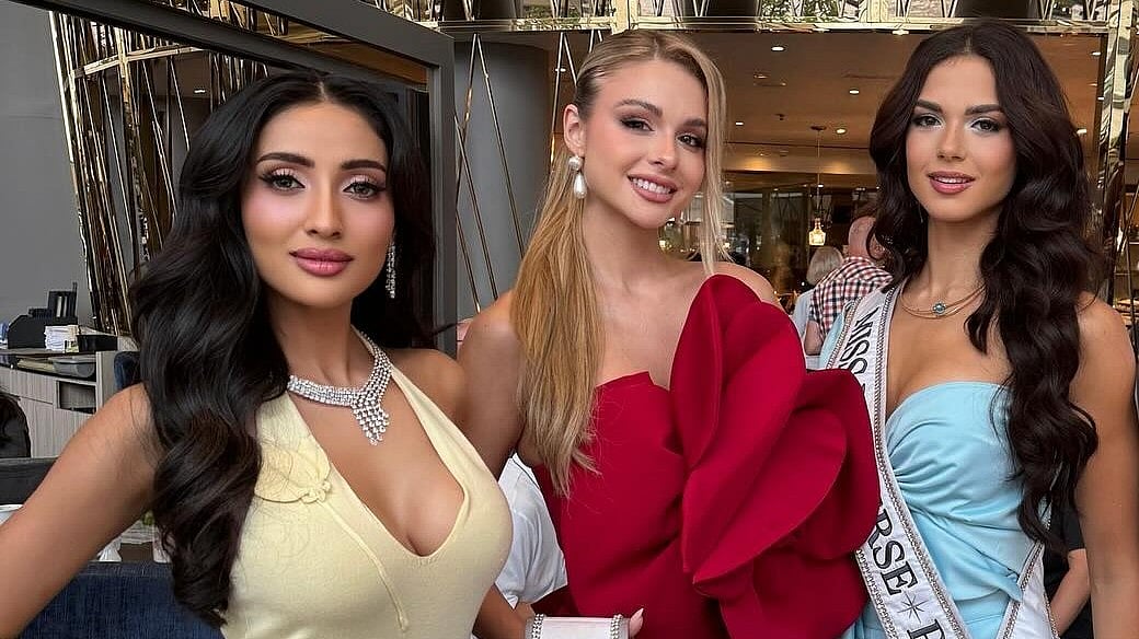 অন্য দুই দেশের প্রতিযোগীর সঙ্গে বাংলাদেশের মিথিলা। ছবি: মিথিলার ইনস্টাগ্রাম থেকে