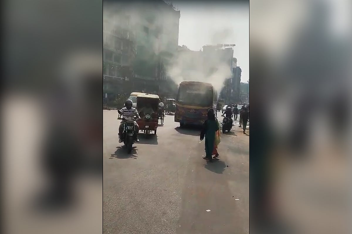 রাজধানীর শাহ আলী থানা এলাকায় আজ বুধবার বেলা একটার দিকে শতাব্দী পরিবহনের একটি বাসে আগুন দেওয়া ঘটনা ঘটে