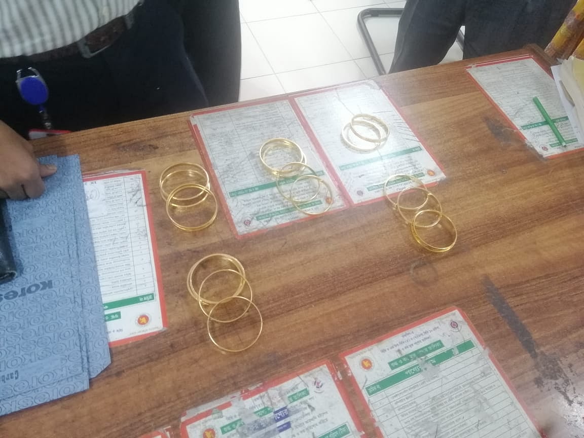 চট্টগ্রাম শাহ আমানত আন্তর্জাতিক বিমানবন্দরে যাত্রীদের কাছ থেকে জব্দ করা সোনা