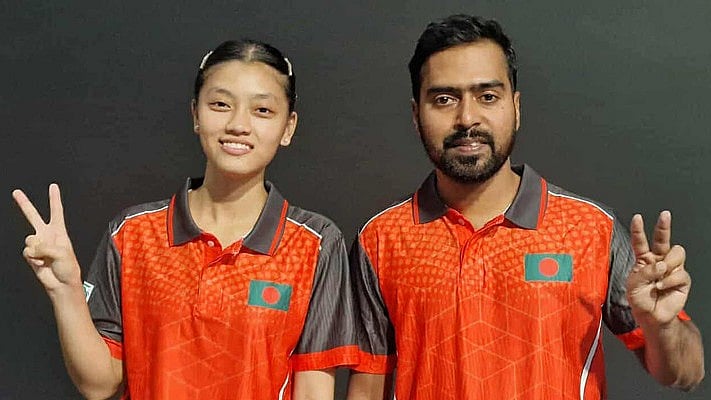 জাবেদ আহমেদ (ডানে) ও খই খই মারমা