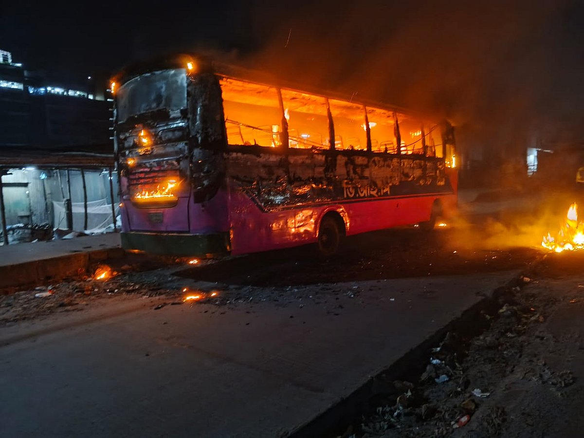ঢাকা-টাঙ্গাইল মহাসড়কের পাশে দাঁড়িয়ে থাকা একটি বাসে অগ্নিসংযোগ করেছে দুর্বৃত্তরা। আজ বুধবার ভোরে গাজীপুর নগরের ভোগড়া পেয়ারাবাগান এলাকায়