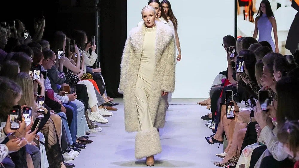 মস্কো ফ্যাশন উইকে ঐতিহ্য, প্রযুক্তি ও সৃষ্টিশীলতা মিলেমিশে তৈরি করেছে পোশাকের নতুন নকশা আর ভাবনা