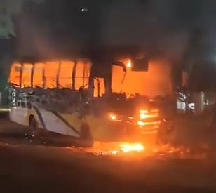 ঢাকার সাভার উপজেলার বাইপাইল-আবদুল্লাহপুর সড়কের পাশে দাঁড় করিয়ে রাখা বাসে আগুন দেয় দুর্বৃত্তরা। আজ বুধবার ভোররাত সাড়ে ৪টার দিকে আশুলিয়ার সরকার মার্কেট এলাকায়