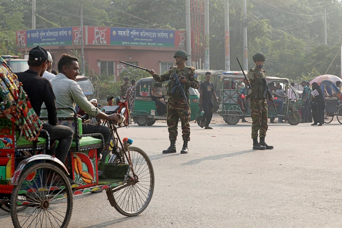 কার্যক্রম নিষিদ্ধ আওয়ামী লীগের অনলাইনে ঘোষিত ‘লকডাউন’ কর্মসূচিকে কেন্দ্র করে রাজধানীর বিভিন্ন এলাকায় নিরাপত্তা জোরদার করেছে প্রশাসন। দায়িত্ব পালন করছেন সেনাবাহিনীর সদস্যরা। গতকাল বেলা আড়াইটায় মোহাম্মদপুরের বছিলা চৌরাস্তা এলাকায়