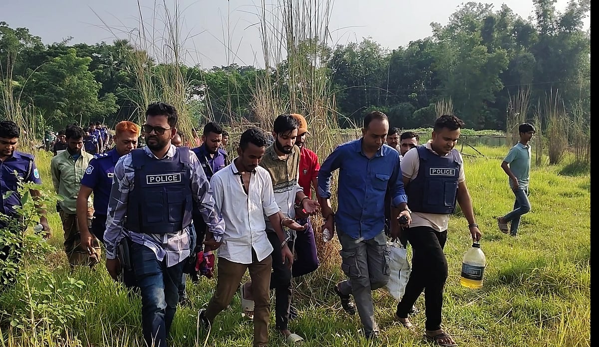 ভাঙ্গা উপজেলায় একটি বাড়িতে অভিযান চালিয়ে হাতবোমা, পেট্রলবোমা, বোমা তৈরির সরঞ্জামসহ তিনজনকে আটক করেছে পুলিশ। বুধবার বেলা আড়াইটার দিকে