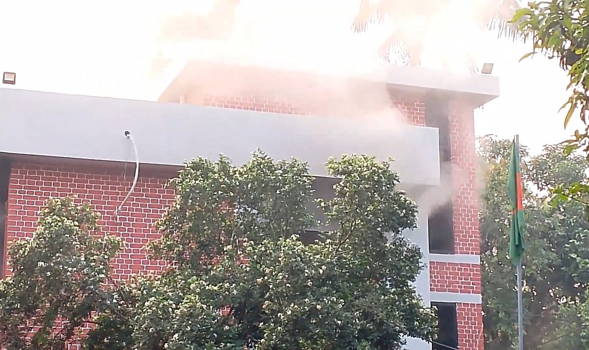 মেহেরপুরে পুলিশ সুপারের বাসভবনে লাগা আগুন নিয়ন্ত্রণে কাজ করছে ফায়ার সার্ভিস। বুধবার বিকেলে