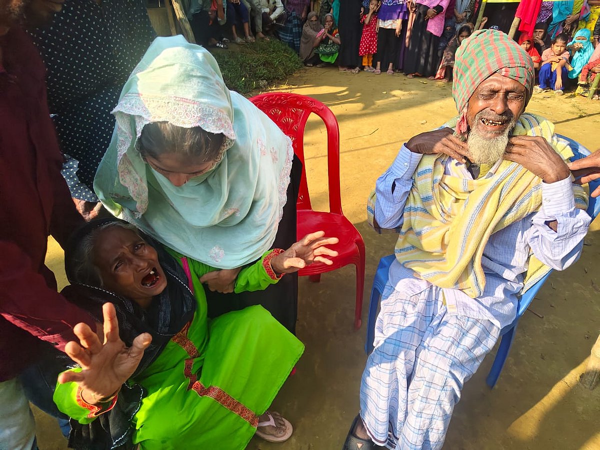 ময়মনসিংহের হালুয়াঘাটে শ্বশুরবাড়িতে নিহত রতন মিয়ার মা জুবেদা খাতুনের আহাজারি। আজ বুধবার সকালে উপজেলার দক্ষিণ আমিরখাঁকুড়া গ্রামে