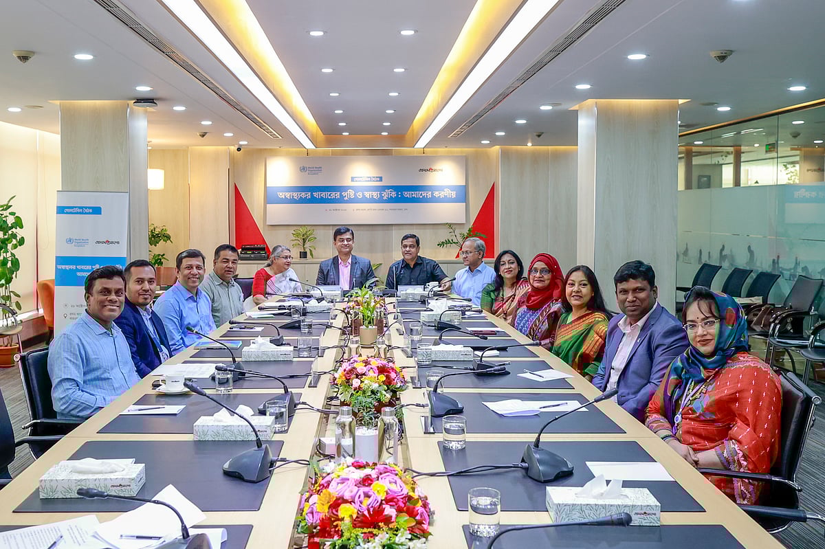 বিশ্ব স্বাস্থ্য সংস্থার সহযোগিতায় প্রথম আলো আয়োজিত ‘অস্বাস্থ্যকর খাবারের পুষ্টি ও স্বাস্থ্যঝুঁকি: আমাদের করণীয়’ শীর্ষক গোলটেবিল বৈঠকে অংশগ্রহণকারীরা। ২৮ অক্টোবর ২০২৫ ঢাকার প্রথম আলো কার্যালয়ে