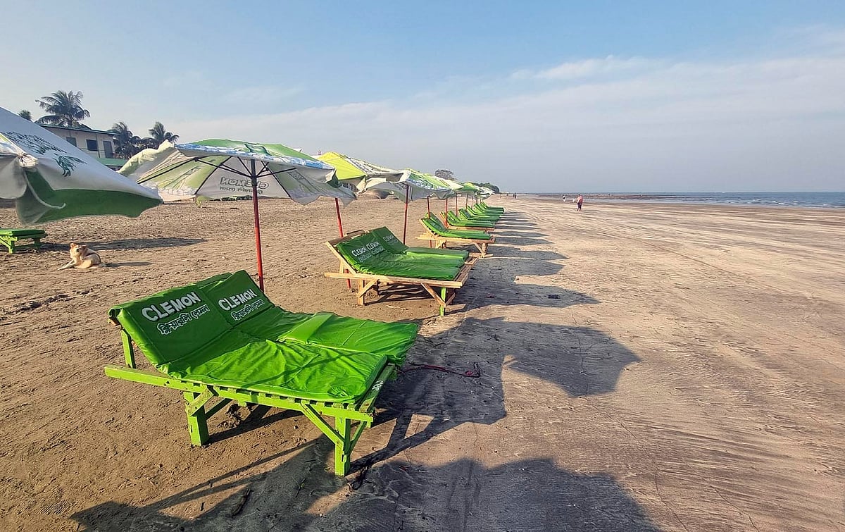 পর্যটকেরা না আসায় সেন্ট মার্টিনের সৈকত এখনো ফাঁকা পড়ে আছে। সম্প্রতি তোলা