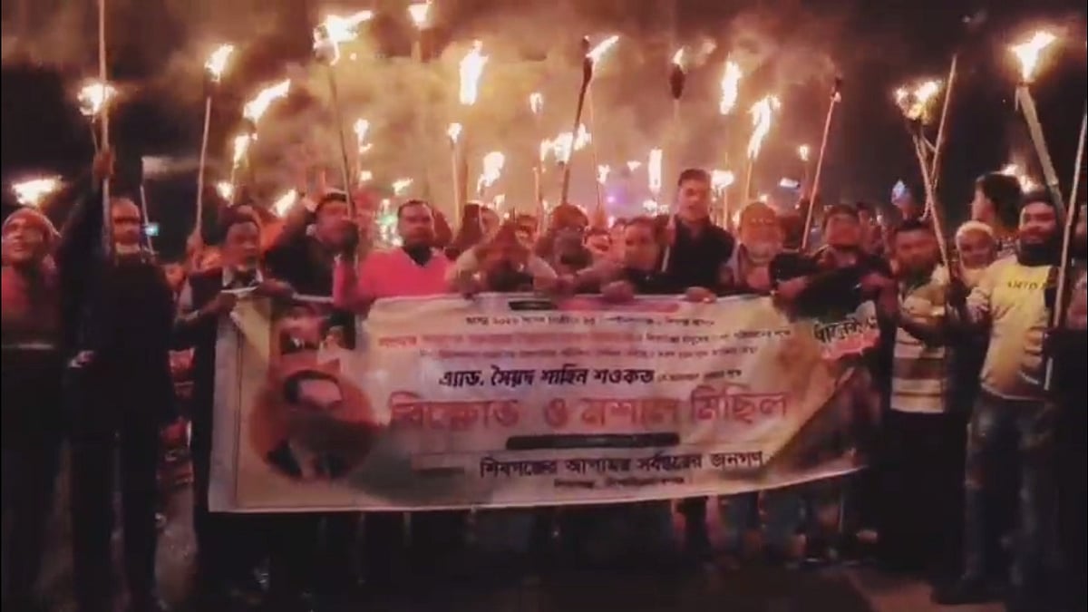 চাঁপাইনবাবগঞ্জ-১ (শিবগঞ্জ) আসনে বিএনপির প্রার্থী পরিবর্তনের দাবিতে সড়ক অবরোধ। গতকাল মঙ্গলবার রাতে উপজেলার চাঁপাইনবাবগঞ্জ-সোনা মসজিদ স্থলবন্দর সড়কেের কয়লাবাড়ি এলাকায়