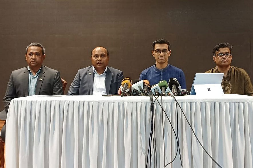 সংবাদ সম্মেলনে উপস্থিত আছেন বিডার নির্বাহী চেয়ারম্যান আশিক চৌধুরী, চট্টগ্রাম বন্দর চেয়ারম্যান রিয়ার অ্যাডমিরাল সৈয়দ মোহাম্মদ মনিরুজ্জামান, প্রধান উপদেষ্টার প্রেস সচিব শফিকুল আলম ও চট্টগ্রাম বন্দর কর্তৃপক্ষের সদস্য কমোডর আহমেদ আমিন আবদুল্লাহ