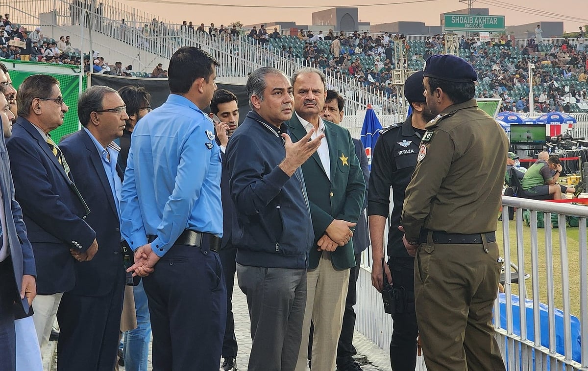 রাওয়ালপিন্ডি স্টেডিয়ামে পাকিস্তান ক্রিকেট বোর্ডের চেয়ারম্যান ও দেশটির স্বরাষ্ট্রমন্ত্রী মহসিন নাকভি