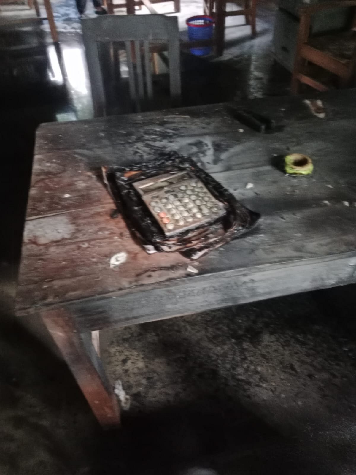 ব্রাহ্মণবাড়িয়ার বিজয়নগরে গ্রামীণ ব্যাংকের চান্দুরা শাখায় দুর্বৃত্তরা পেট্রল ঢেলে আগুন দিয়েছে। এতে আসবাব ও নথিপত্র পুড়ে গেছে