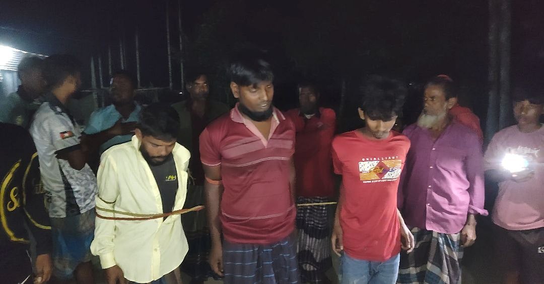 ময়মনসিংহের মুক্তাগাছায় এক কিশোরীকে দলবদ্ধ ধর্ষণের অভিযোগে তিনজনকে গ্রামবাসী আটক করে বেঁধে পুলিশের হাতে তুলে দেন। গতকাল বুধবার রাতে
