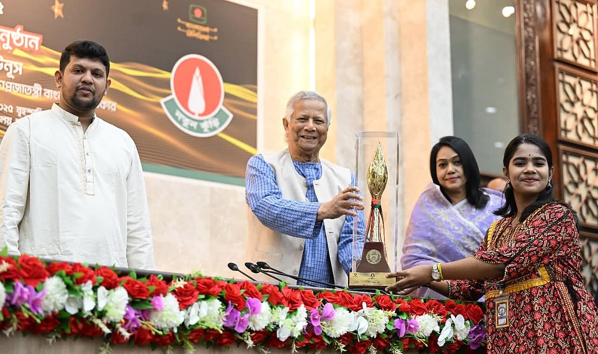 ‘নতুন কুঁড়ি ২০২৫’-এর পুরস্কার বিতরণ অনুষ্ঠানে বিজয়ীদের হাতে পুরস্কার তুলে দেন প্রধান উপদেষ্টা অধ্যাপক মুহাম্মদ ইউনূস। প্রধান উপদেষ্টা কার্যালয়ের শাপলা হলে, ১৩ নভেম্বর ২০২৫