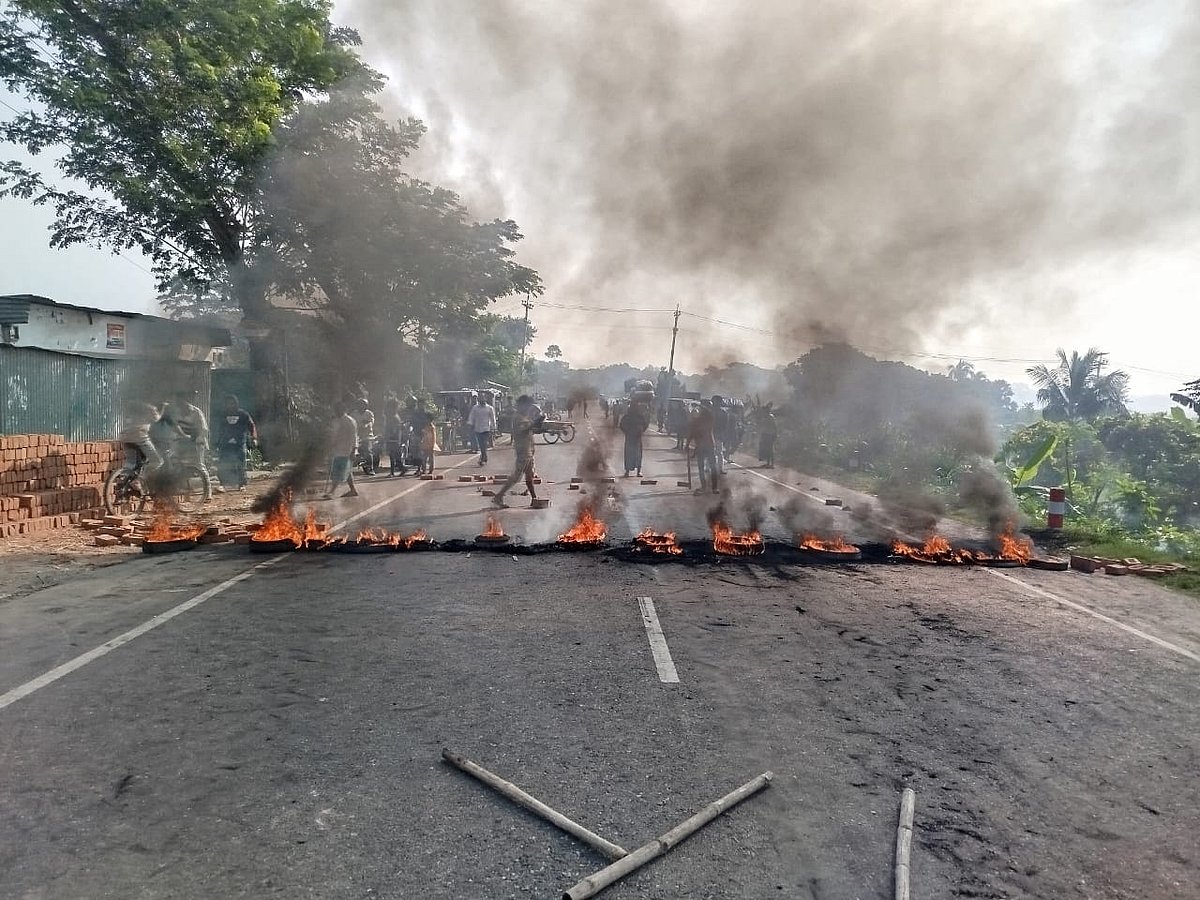 আগুন জ্বালিয়ে ঢাকা–খুলনা মহাসড়কের অবরোধ করা হয়েছে। আজ সকাল নয়টার দিকে ভাঙ্গা উপজেলার হামরদী ইউনিয়নের মনসুরাদাবাদ এলাকায়