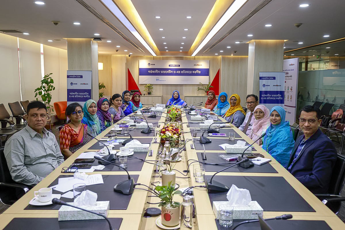 প্রথম আলোর আয়োজনে ‘গর্ভাবস্থায় ডায়াবেটিস ও এর প্রতিকারে করণীয়’ শীর্ষক গোলটেবিল বৈঠকে অংশগ্রহণকারীরা। ১০ নভেম্বর ২০২৫, ঢাকার প্রথম আলো কার্যালয়ে