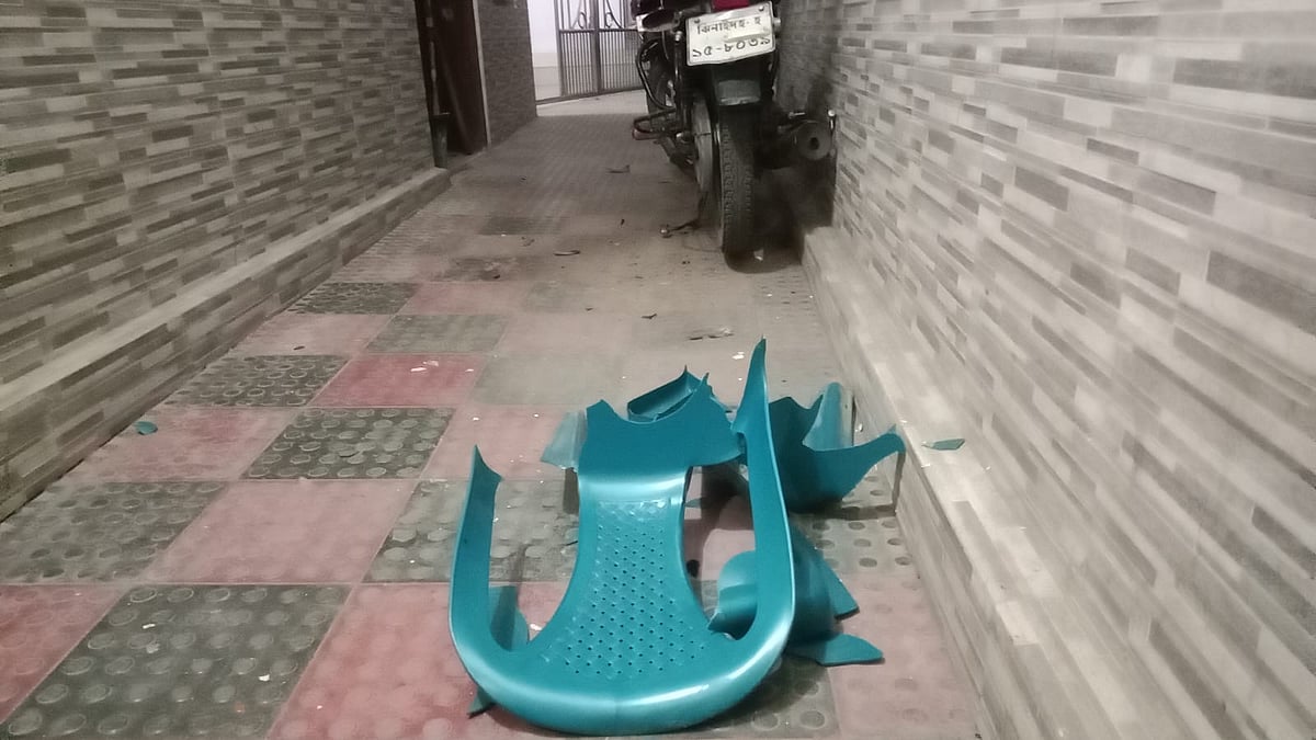 ঝিনাইদহে আওয়ামী লীগ নেতা নাসের শাহরিয়ার জাহেদীর বাড়িতে ঢুকে মোটরসাইকেল, চেয়ার ভাঙচুর করেন হামলাকারীরা। তবে মূল ভবনে ঢুকতে পারেননি। বৃহস্পতিবার সন্ধ্যায়