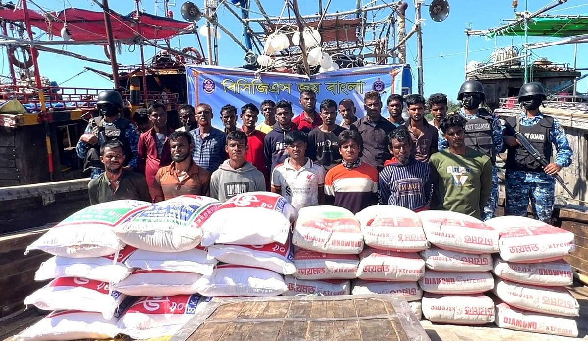 কক্সবাজারের টেকনাফের সেন্ট মার্টিনে মিয়ানমারে পাচারের সময় ১ হাজার ২৫০ বস্তা সিমেন্ট ও ডালসহ ২২ জন পাচারকারীকে আটক করে কোস্টগার্ড। আজ বিকেলে