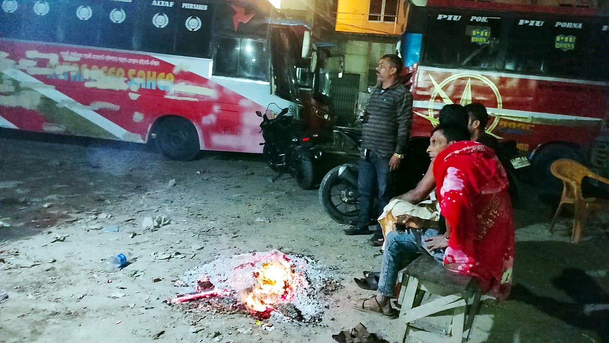 মানিকগঞ্জে বাস টার্মিনাল এলাকায় রাত জেগে পাহারা দিচ্ছেন পরিবহনশ্রমিকেরা। গতকাল বুধবার রাত সাড়ে ১০টার দিকে টার্মিনাল এলাকায়