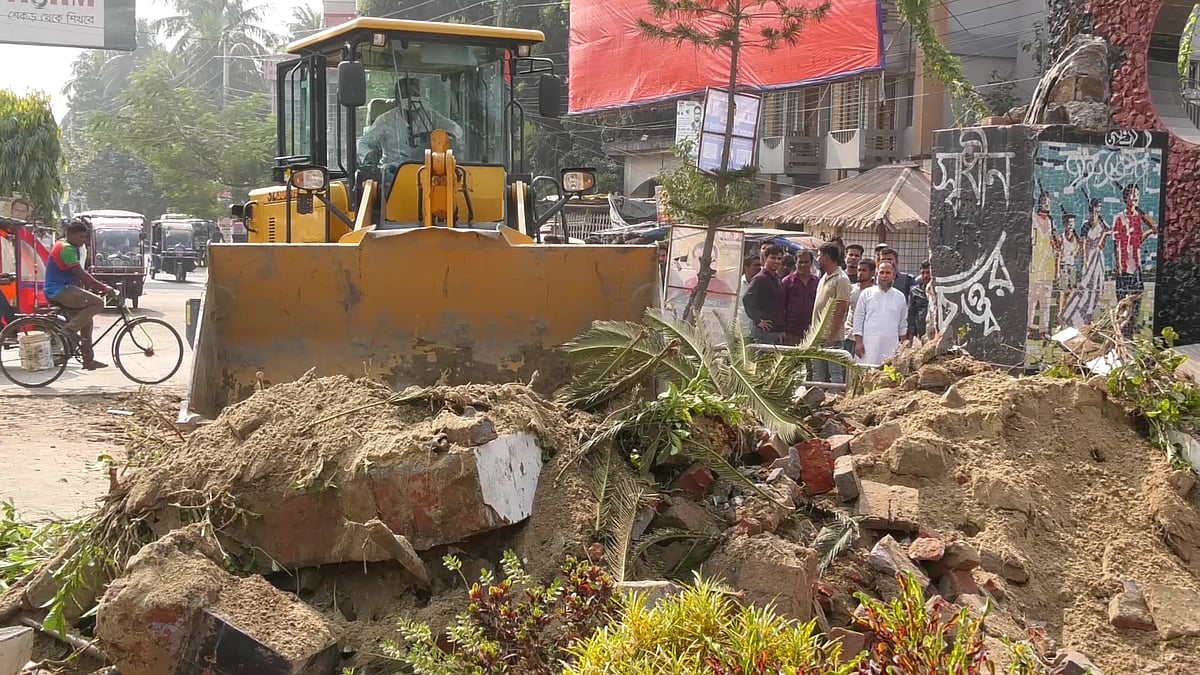 বুলডোজার দিয়ে শেখ মুজিবুর রহমানের ভাস্কর্যটি গুঁড়িয়ে দেওয়া হয়। বৃহস্পতিবার দুপুরে
