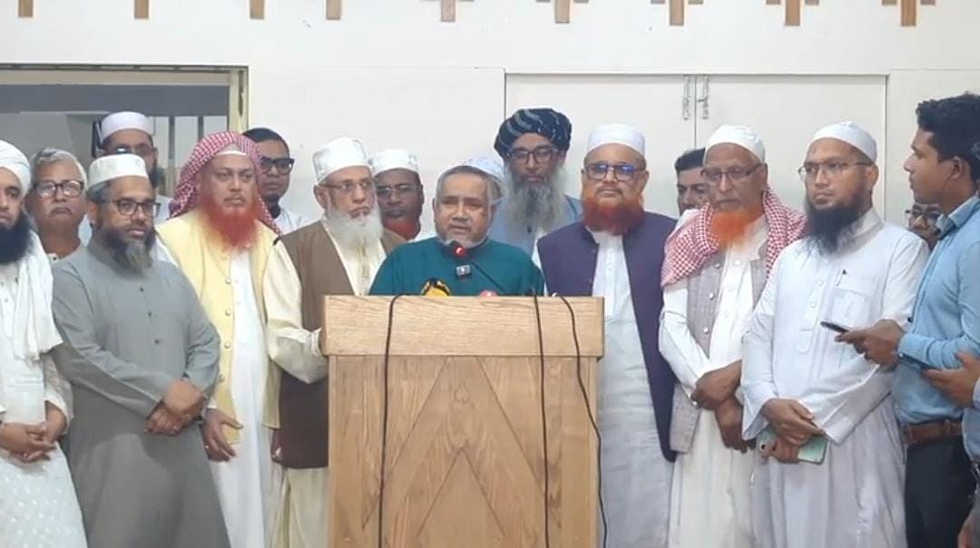 প্রধান উপদেষ্টার জাতির উদ্দেশে দেওয়া ভাষণ নিয়ে আট দলের নেতাদের বৈঠকের পর সাংবাদিকদের ব্রিফ করেন জামায়াতে ইসলামীর নায়েবে আমির সৈয়দ আবদুল্লাহ মুহাম্মদ তাহের। আজ বৃহস্পতিবার রাতে রাজধানীর মগবাজারে জামায়াতের কেন্দ্রীয় কার্যালয়ে