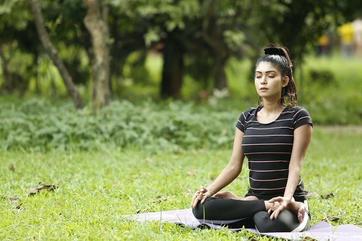 ডোপামিন ডিটক্সের জন্য নিরিবিলি বসে থাকুন, মেডিটেশন বা ধ্যান করুন