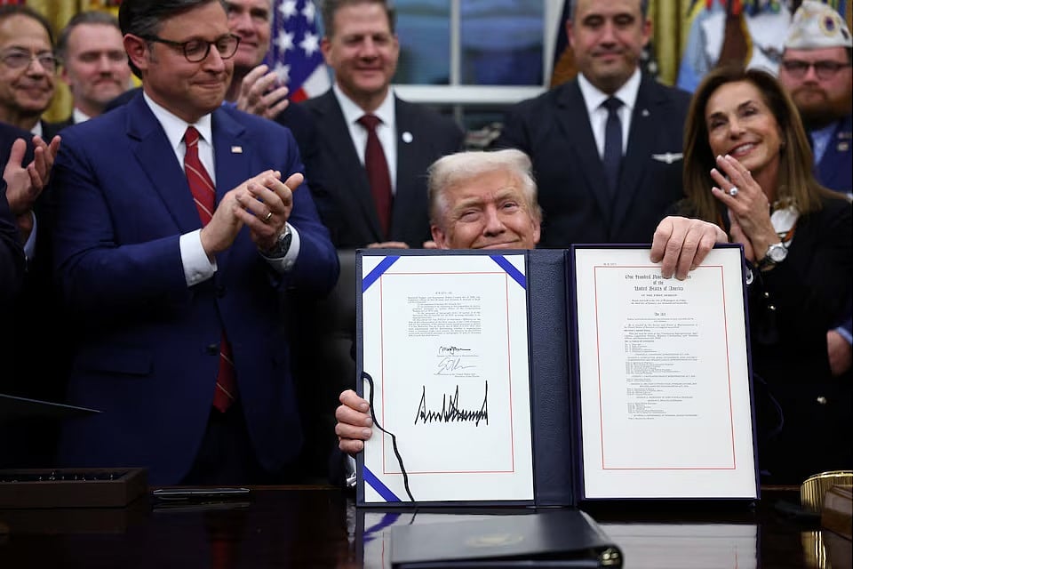 যুক্তরাষ্ট্রের কেন্দ্রীয় সরকারের অচলাবস্থার অবসানে ফান্ডিং বিলে স্বাক্ষরের পর গণমাধ্যমকে দেখাচ্ছেন প্রেসিডেন্ট ডোনাল্ড ট্রাম্প। ১২ নভেম্বর ২০২৫, ওয়াশিংটন