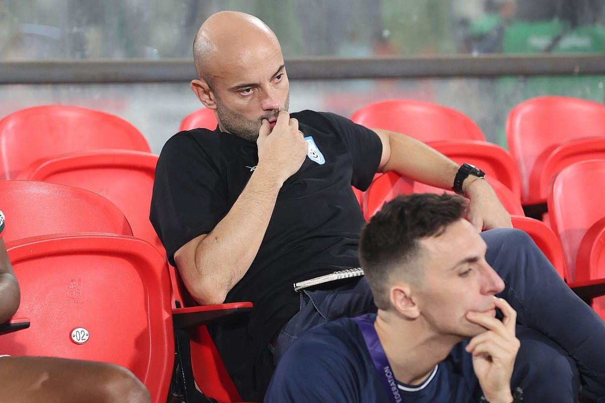 বাংলাদেশ–নেপাল ম্যাচের সময় ডাগআউটে হাভিয়ের কাবরেরা