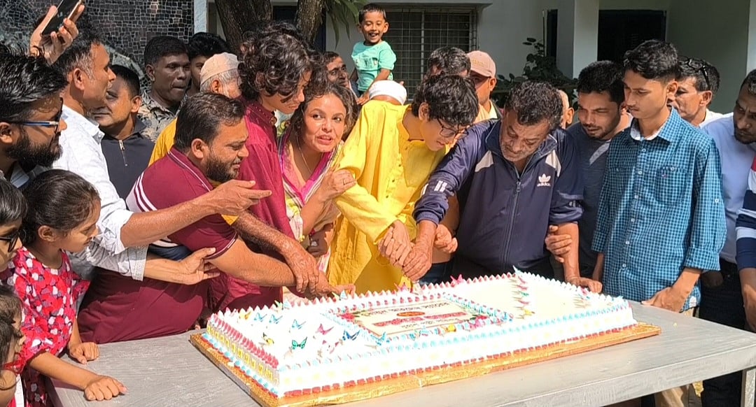 কেক কেটে হুমায়ূন আহমেদের জন্মদিন উদ্‌যাপন করেন পরিবারের সদস্য ও পাঠকেরা। আজ বৃহস্পতিবার সকালে গাজীপুরের নুহাশপল্লীতে