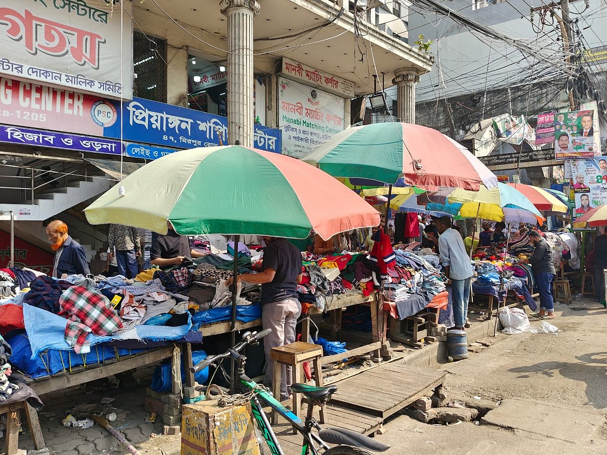 ফুটপাতে দোকানপাট খোলা, কিন্তু ক্রেতা নেই। আজ দুপুরে নিউমার্কেট এলাকা থেকে তোলা