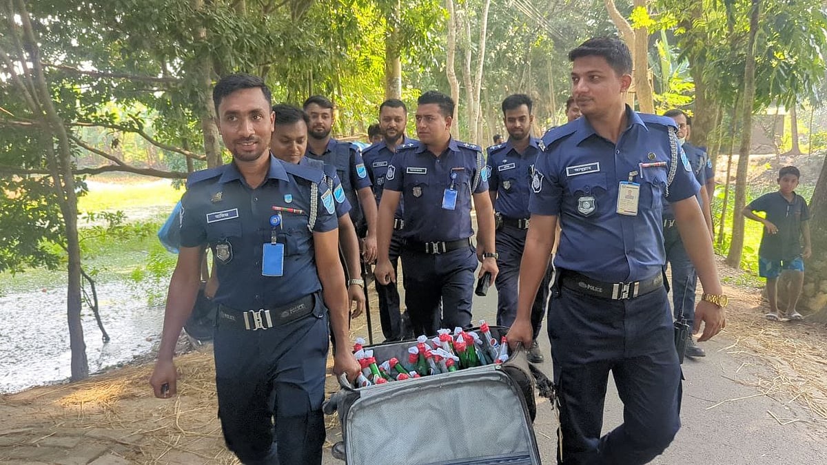 ফরিদপুরে মহাসড়কের পাশে লাগেজভর্তি ৩২টি পেট্রলবোমা উদ্ধার করেছে পুলিশ। আজ বৃহস্পতিবার বেলা দেড়টার দিকে ঢাকা-খুলনা মহাসড়কের ভাঙ্গা উপজেলার মুনসুরাবাদ এলাকায়