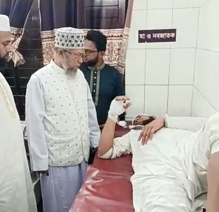 হামলায় আহত জামায়াত নেতা আব্দুল মান্নান। আজ রাতে চাটখিল উপজেলা স্বাস্থ্য কমপ্লেক্সে