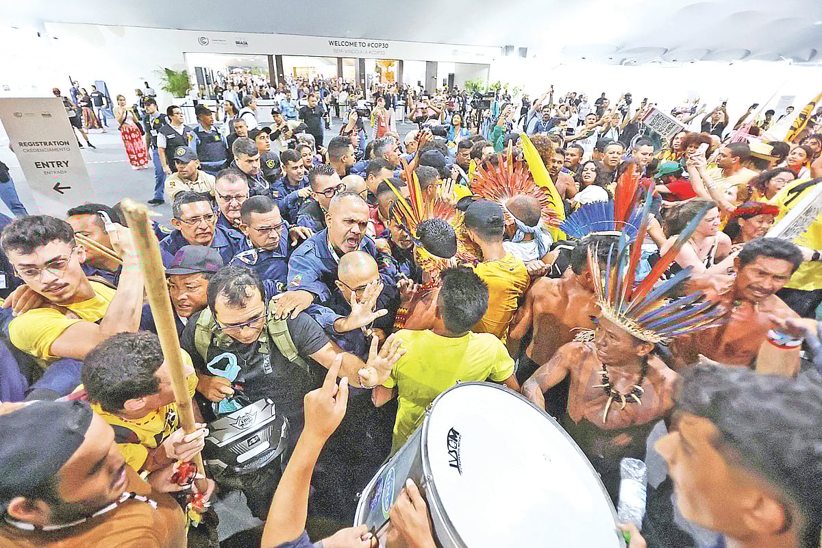 জাতিসংঘ জলবায়ু সম্মেলন কপ৩০–এর আয়োজনস্থলে বিক্ষোভকারীদের প্রবেশের চেষ্টা। এ বিক্ষোভে তাঁদের সঙ্গে ছিল স্থানীয় আদিবাসী গোষ্ঠীগুলোও। এ সময় নিরাপত্তারক্ষীদের সঙ্গে তাঁদের সংঘর্ষ হয়। গত মঙ্গলবার ব্রাজিলের বেলেম শহরে