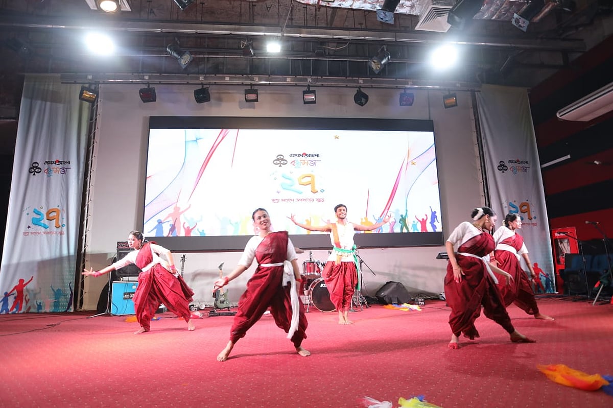 প্রথম আলো বন্ধুসভার ২৭তম প্রতিষ্ঠাবার্ষিকীর অনুষ্ঠানে নৃত্য পরিবেশনা। রাজধানীর জাতীয় আর্কাইভস ভবন মিলনায়তন; ১৩ নভেম্বর ২০২৫
