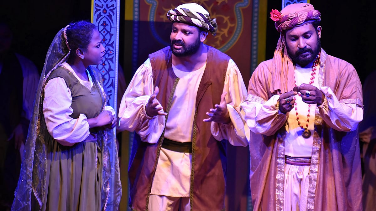 ‘আলিবাবা এবং চল্লিশ চোর’–এর দৃশ্য। ছবি: পদাতিকের সৌজন্যে