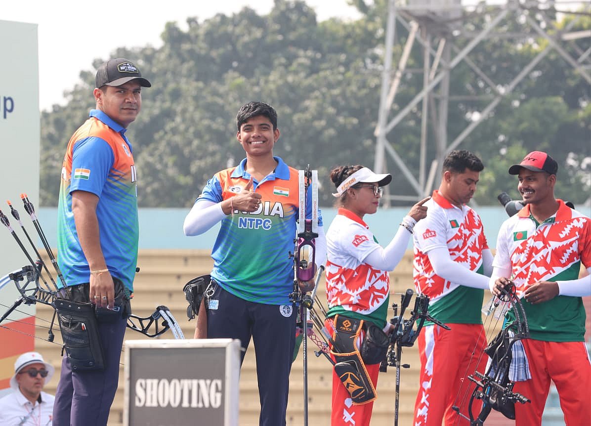 ফাইনালে সোনাজয়ী ভারতের দুই আর্চার। পাশে হেরে যাওয়া বাংলাদেশের আর্চাররা