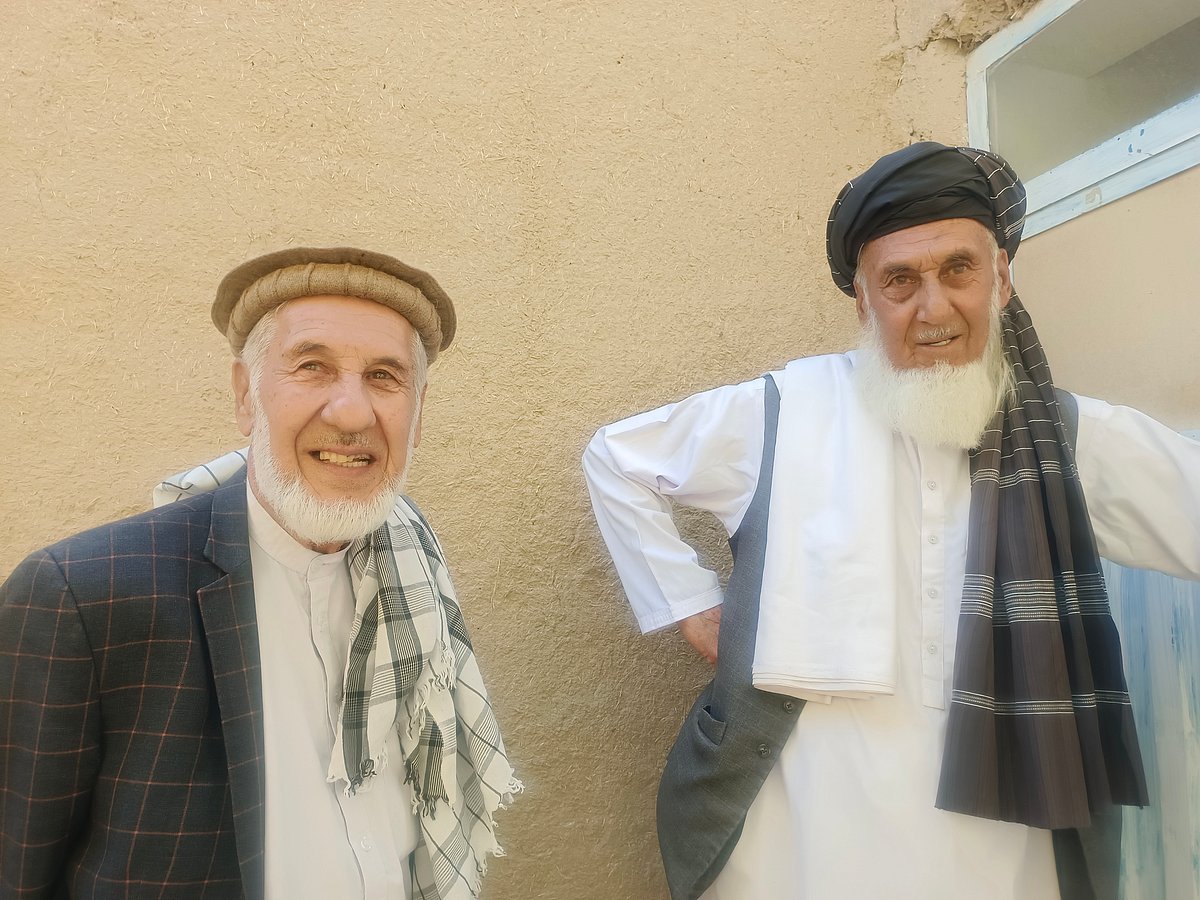 পোরাখে গ্রামের বাড়িতে দুই ভাই, ইঞ্জিনিয়ার মহম্মদ তাহের স্তানিকজাই (বাঁয়ে) ও তাঁর ভাই সাদেক স্তানিকজাই