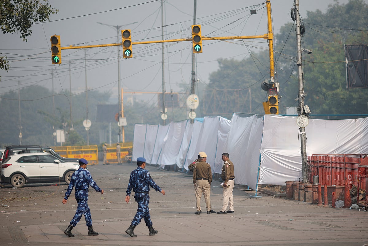দিল্লিতে লালকেল্লার কাছে বিস্ফোরণস্থলে পাহারায় নিরাপত্তা বাহিনীর সদস্যরা। ১২ নভম্বের ২০২৫, দিল্লি