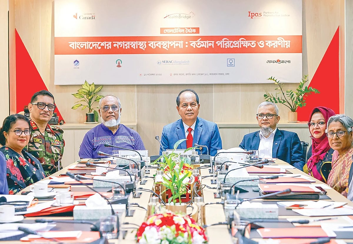 ‘বাংলাদেশের নগরস্বাস্থ্য ব্যবস্থাপনা: বর্তমান পরিপ্রেক্ষিত ও করণীয়’ শীর্ষক গোলটেবিল বৈঠকে (বাঁ থেকে) নিশাত পারভীন, ইমরুল কায়েস চৌধুরী, আবু মোহাম্মদ জাকির হোসেন, মো. আবদুস সালাম খান, মো. এনামুল হক, সাবিনা পারভীন ও গীতা দাস । গতকাল ঢাকায় প্রথম আলো কার্যালয়ে