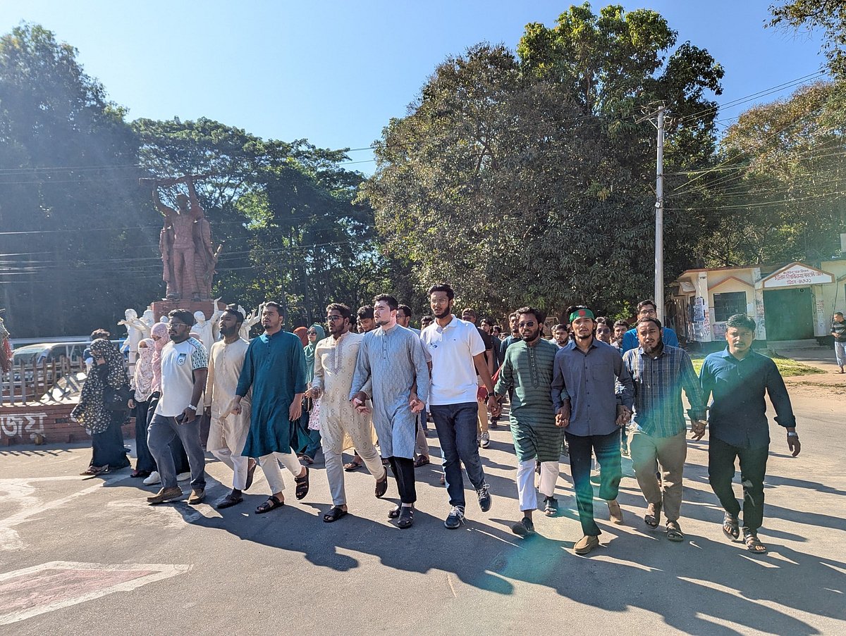 শেখ হাসিনার রায়কে কেন্দ্র করে সারা দেশে চট্টগ্রাম বিশ্ববিদ্যালয় কেন্দ্রীয় ছাত্র সংসদের উদ্যোগে বিক্ষোভ মিছিলের আয়োজন করা হয়। আজ বেলা দুইটায় বিশ্ববিদ্যালয়ের শহীদ মিনার প্রাঙ্গণে