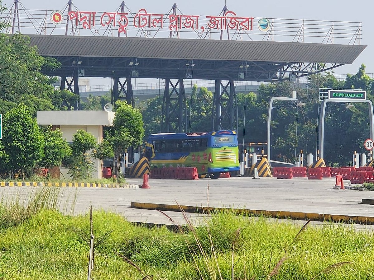 পদ্মা সেতুর সামনে ঢাকা-ভাঙ্গা এক্সপ্রেসওয়ে থেকে অবরোধকারীদের সরিয়ে দেওয়ার পর যানবাহন চলাচল শুরু হয়েছে। আজ বৃহস্পতিবার বেলা সাড়ে ১১টার দিকে জাজিরা প্রান্তের টোল প্লাজার সামনে