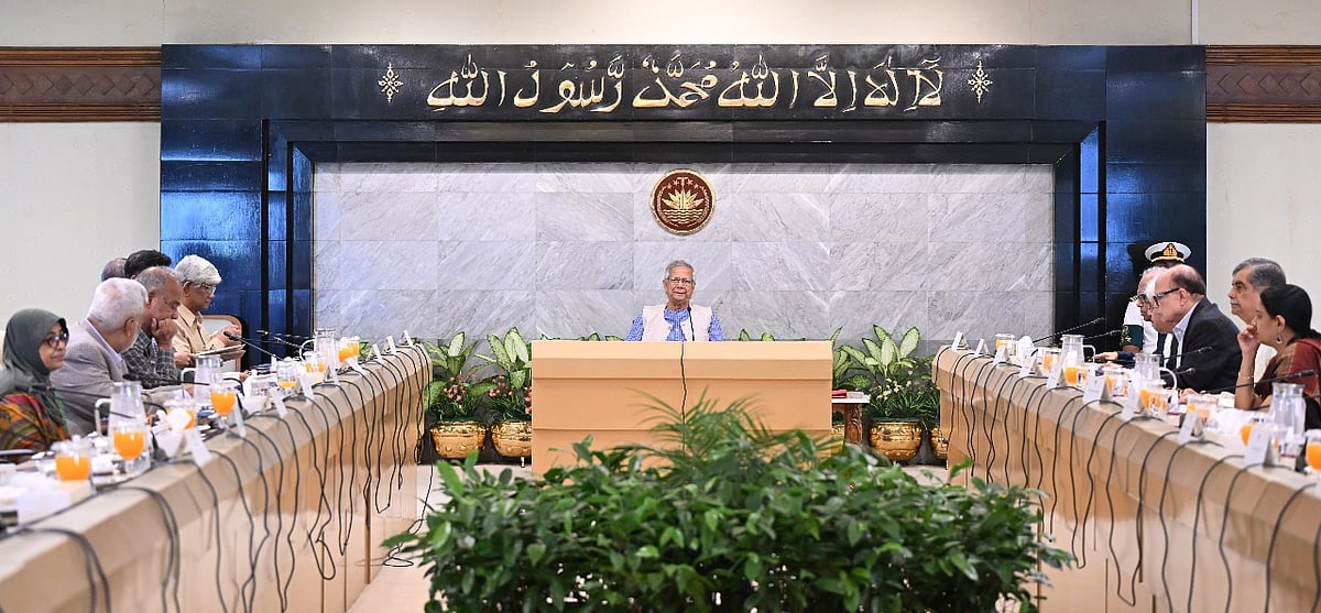 প্রধান উপদেষ্টা অধ্যাপক মুহাম্মদ ইউনূসের সভাপতিত্বে রাজধানীর  তেজগাঁওয়ে প্রধান উপদেষ্টার কার্যালয়ে শুরু হয়েছে এই বৈঠক