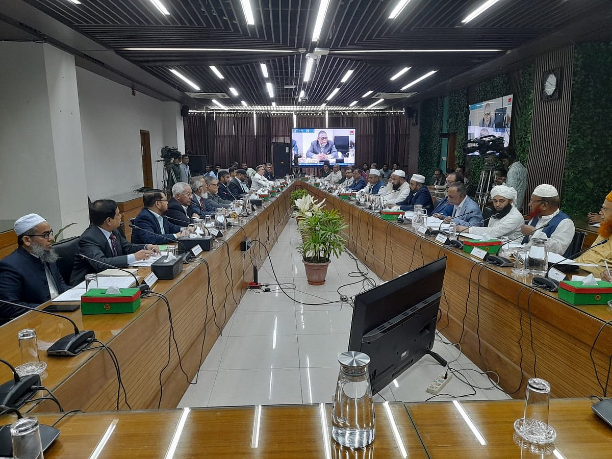 রাজনৈতিক দলগুলোর সঙ্গে নির্বাচন কমিশনের সংলাপ চলছে। আগারগাঁওয়ের নির্বাচন ভবনের সম্মেলনকক্ষে