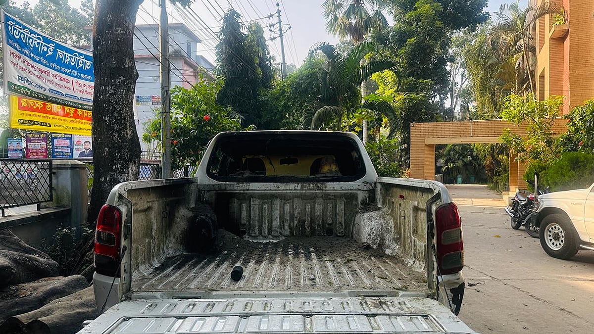 গোপালগঞ্জে গণপূর্ত ভবনের সামনে রাখা পিকআপ ভ্যানে আগুন দিয়েছে দুর্বৃত্তরা। আজ বৃহস্পতিবার সকাল ৭টায়