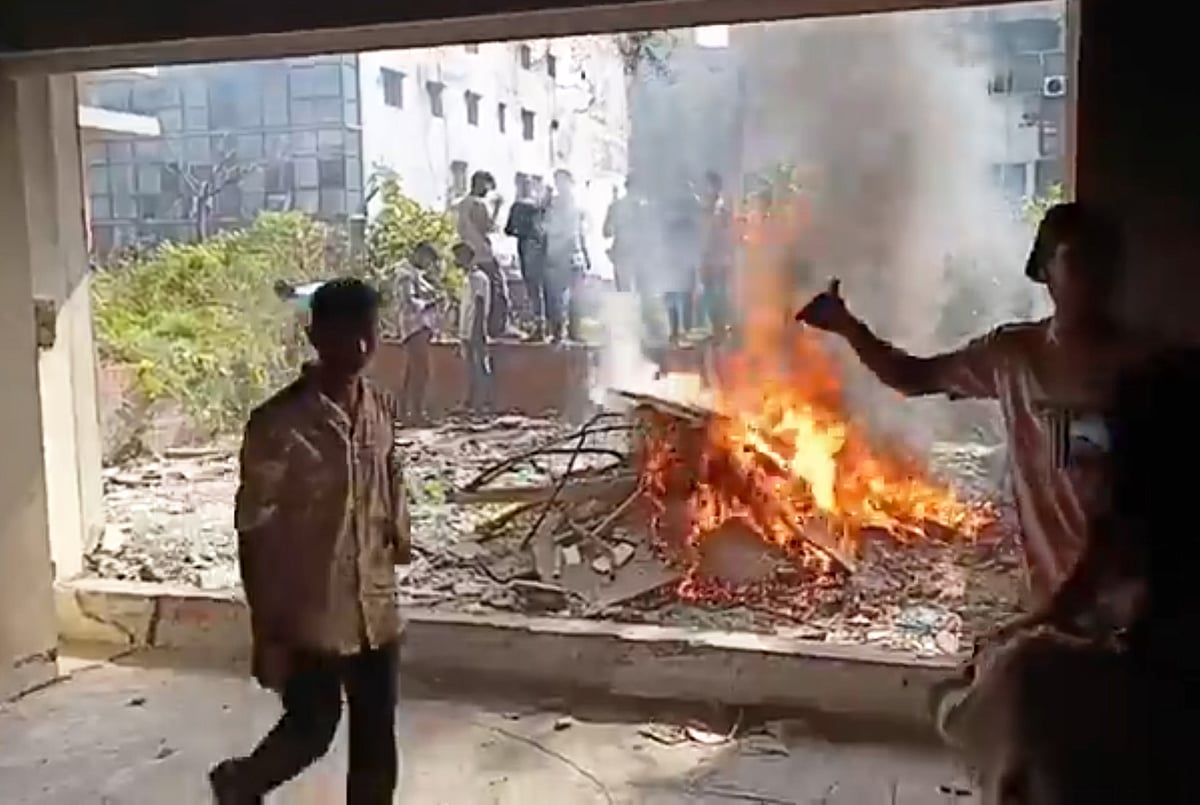 রাজধানীতে গুলিস্তানে কার্যক্রম নিষিদ্ধ আওয়ামী লীগের কেন্দ্রীয় কার্যালয়ে আগুন দেওয়া হয়েছে