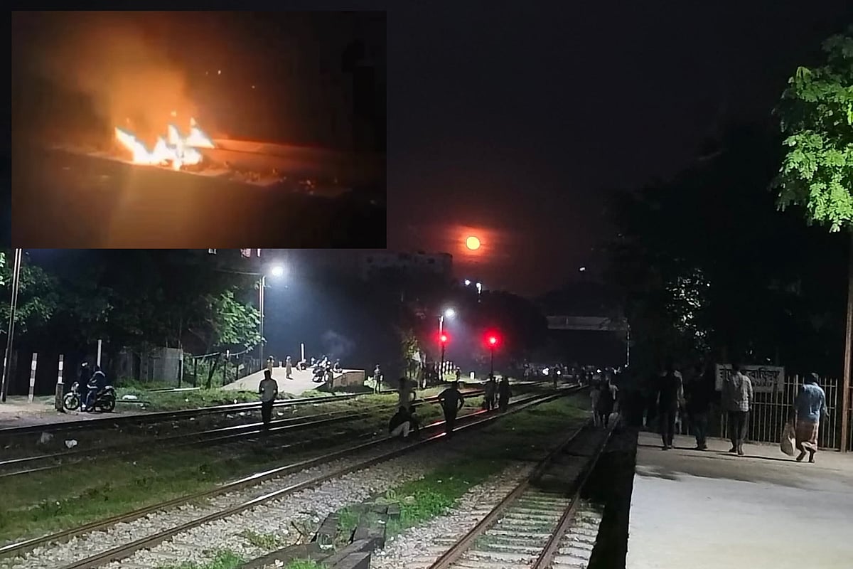 ব্রাহ্মণবাড়িয়ায় ঢাকা-চট্টগ্রাম রেলপথে আগুন দেয় দুর্বৃত্তরা। গতকাল দিবাগত রাত পৌনে দুইটার দিকে সদর উপজেলার দুবলা এলাকায়