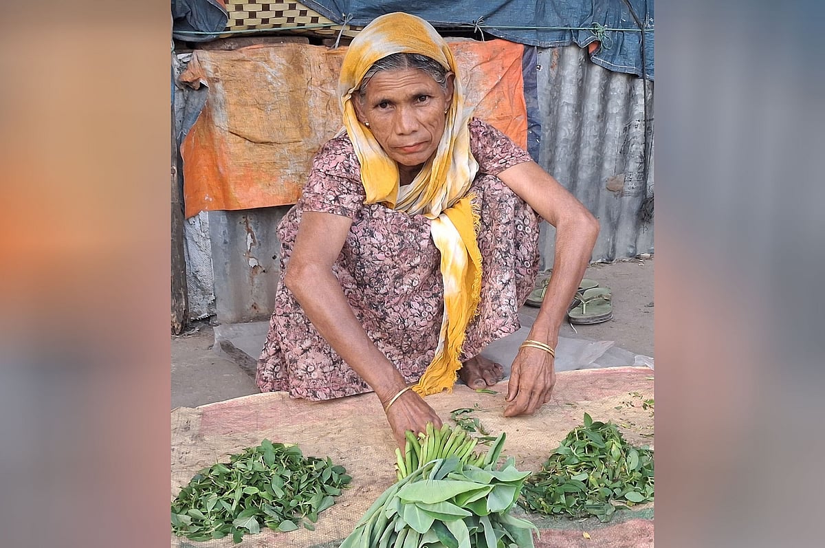 কুড়িয়ে আনা শাক বিক্রি করছেন সাহেরা খাতুন। গত বুধবার চট্টগ্রামের মিরসরাইয়ের জোরারগঞ্জ বাজারে