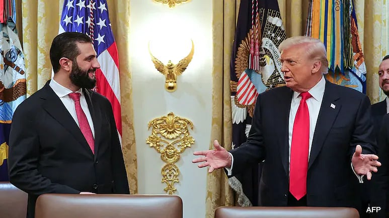 হোয়াইট হাউসে সম্প্রতি এক বৈঠকে সিরীয় প্রেসিডেন্ট আহমেদ আল–শারাকে স্বাগত জানান মার্কিন প্রেসিডেন্ট ডোনাল্ড ট্রাম্প